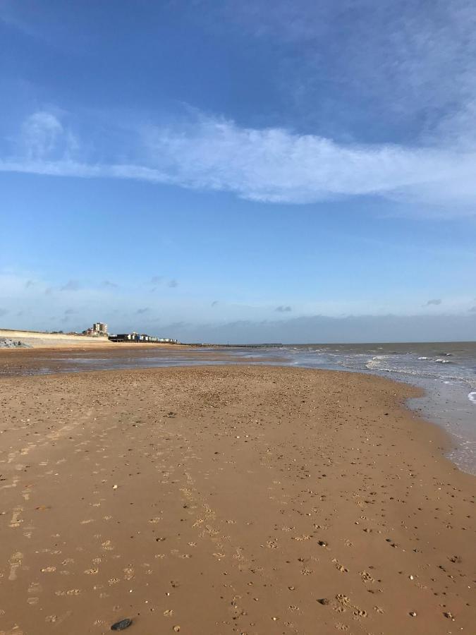 Frinton Escapes Apartment Exterior photo